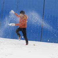 男生在雪地里头像图片_WWW.WHOISQQ.COM