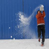 男生在雪地里头像图片_WWW.WHOISQQ.COM