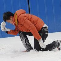 男生在雪地里头像图片_WWW.WHOISQQ.COM