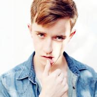 繁华大街上的男生头像图片_WWW.WHOISQQ.COM