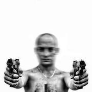 男生拿枪头像图片大图_WWW.WHOISQQ.COM