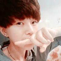 秃废男生头像图片低头抽烟_WWW.WHOISQQ.COM