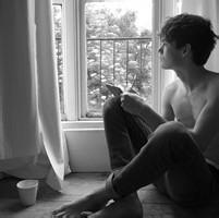 男生喝酒者黑白qq头像图片_WWW.WHOISQQ.COM