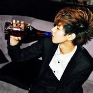 男生喝酒者黑白qq头像图片_WWW.WHOISQQ.COM