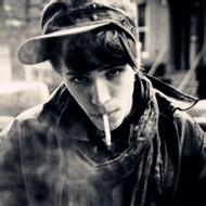 男生喝酒者黑白qq头像图片_WWW.WHOISQQ.COM