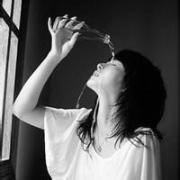 男生喝酒者黑白qq头像图片_WWW.WHOISQQ.COM