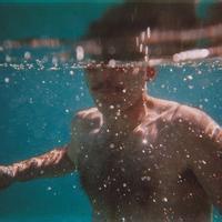 溺海男生唯美头像图片_WWW.WHOISQQ.COM