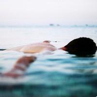 溺海男生唯美头像图片_WWW.WHOISQQ.COM