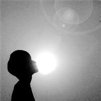 男生逆光头像图片_WWW.WHOISQQ.COM