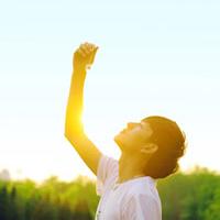 男生逆光头像图片_WWW.WHOISQQ.COM
