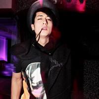 夜店戴耳机的男生头像图片_WWW.WHOISQQ.COM