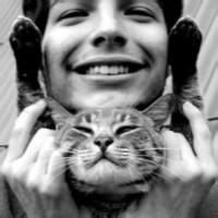 qq头像图片 男生和猫猫_WWW.WHOISQQ.COM