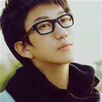 男生带眼镜帅气头像图片_WWW.WHOISQQ.COM