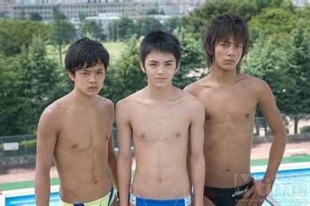 qq头像图片男生海边跳水_WWW.WHOISQQ.COM