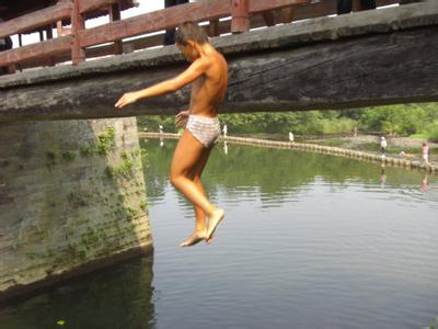 qq头像图片男生海边跳水_WWW.WHOISQQ.COM