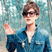 qq头像图片男生撩女生衣服_WWW.WHOISQQ.COM