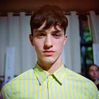qq头像图片男生撩女生衣服_WWW.WHOISQQ.COM