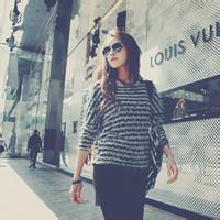 qq头像图片男生撩女生衣服_WWW.WHOISQQ.COM
