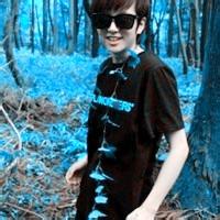 穿红卫衣的qq男生头像图片_WWW.WHOISQQ.COM