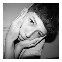 双手捂脸的男生头像图片_WWW.WHOISQQ.COM