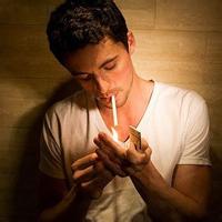 嘴里叼烟的男生头像图片_WWW.WHOISQQ.COM