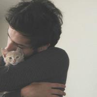 qq男生抱猫咪头像图片_WWW.WHOISQQ.COM