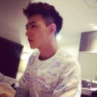 男生侧脸露锁骨头像图片_WWW.WHOISQQ.COM