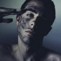 疲惫男生头像图片_WWW.WHOISQQ.COM