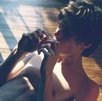 疲惫男生头像图片_WWW.WHOISQQ.COM