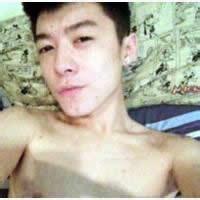嘴里叼东西的男生头像图片_WWW.WHOISQQ.COM