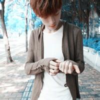 qq男生伤感抱猫头像图片_WWW.WHOISQQ.COM