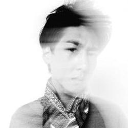 带笨蛋的男生头像图片_WWW.WHOISQQ.COM