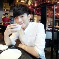 男生穿白色衣服的头像图片_WWW.WHOISQQ.COM