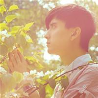 qq头像图片男生坐在台阶上_WWW.WHOISQQ.COM