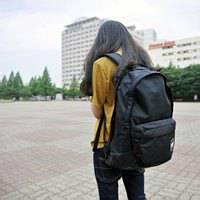 男生绑鞋带女生头像图片_WWW.WHOISQQ.COM