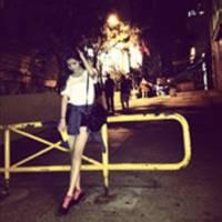 男生绑鞋带女生头像图片_WWW.WHOISQQ.COM