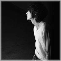 难过男生头像图片_WWW.WHOISQQ.COM