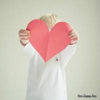 手捧花朵的男生头像图片_WWW.WHOISQQ.COM