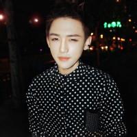 手捧花朵的男生头像图片_WWW.WHOISQQ.COM