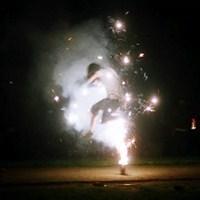 手捧花朵的男生头像图片_WWW.WHOISQQ.COM