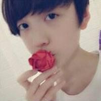 手捧花朵的男生头像图片_WWW.WHOISQQ.COM