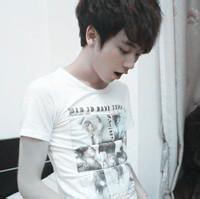 侧面靠窗男生头像图片_WWW.WHOISQQ.COM