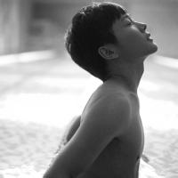 男生好看黑白头像图片_WWW.WHOISQQ.COM