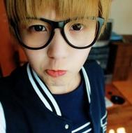 男生眨眼的头像图片_WWW.WHOISQQ.COM