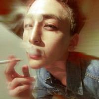qq背影头像图片男生背书包_WWW.WHOISQQ.COM