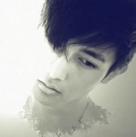 qq头像图片斜刘海男生帅气_WWW.WHOISQQ.COM