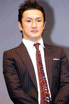 男生连衣帽遮头头像图片_WWW.WHOISQQ.COM