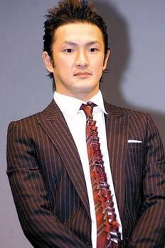 男生连衣帽遮头头像图片_WWW.WHOISQQ.COM