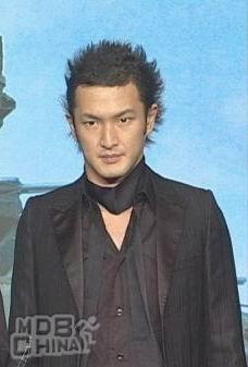 男生连衣帽遮头头像图片_WWW.WHOISQQ.COM