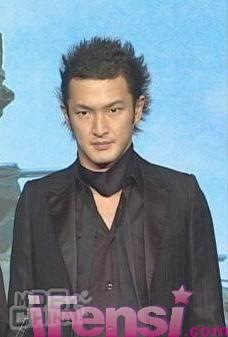 男生连衣帽遮头头像图片_WWW.WHOISQQ.COM